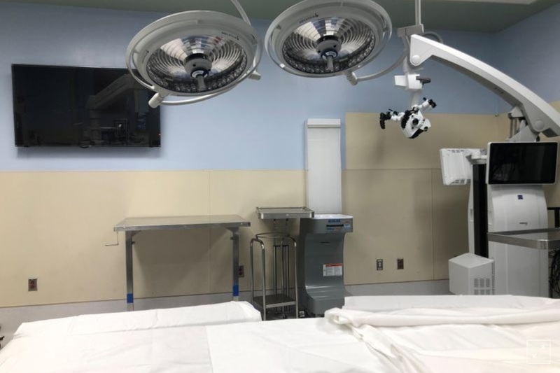 A photo of an empty operating room.