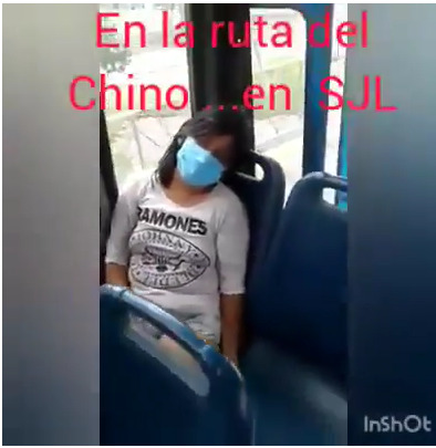 This is a picture taken of a woman wearing a face mask sleeping on a bus, with the Spanish caption reading: "En la ruta del Chino... en SJL." 