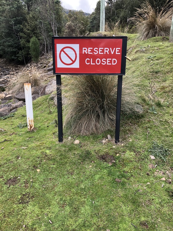 A red sign that reads "reserve closed".