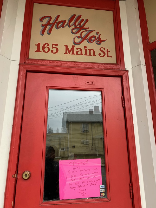 Hand written sign informing patrons that Hally Jo's is closed. 