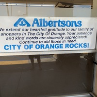 Image of a banner outside of a grocery store which reads Albertsons, we extend our heartfelt gratitude to our family of shoppers in the city of Orange. Your patience and kind words are sincerely appreciated! Continue to aid those in need. City of Orange Rocks!
