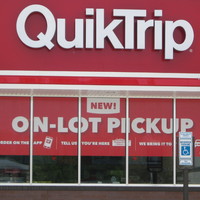Image of a convenience store advertising curbside pickup.